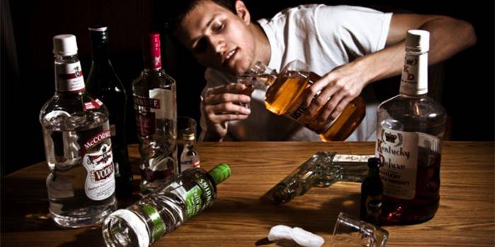 Kerl und Flasche mit Alkohol