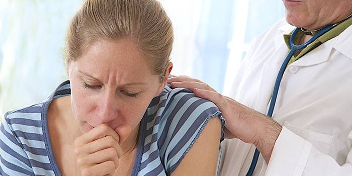 El doctor escucha los pulmones de una mujer que tose