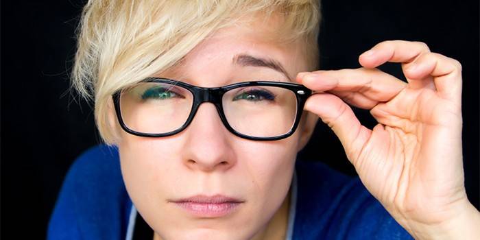 La chica de las gafas entrecierra los ojos