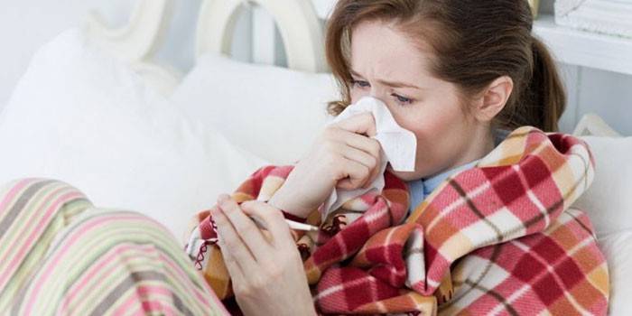 Cô gái với một chiếc khăn tay và một nhiệt kế