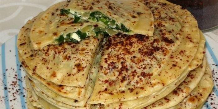 Con queso casero y hierbas.