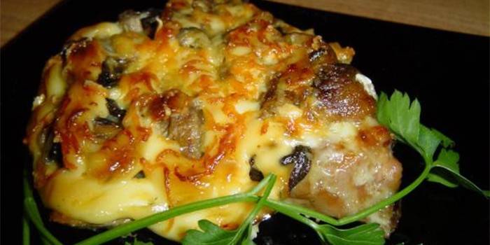 Carne assada com tomates e ameixas