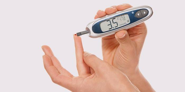 Misurazione della glicemia con un glucometro