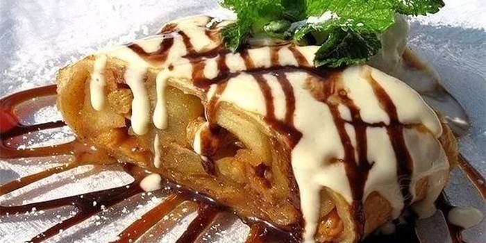 Uma fatia de torta de maçã em um prato