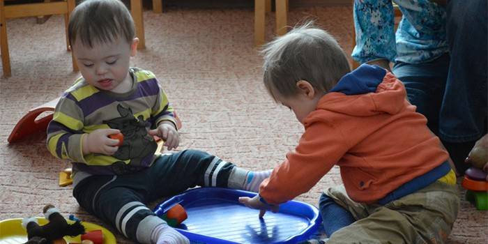 Copiii cu sindrom Down la joacă