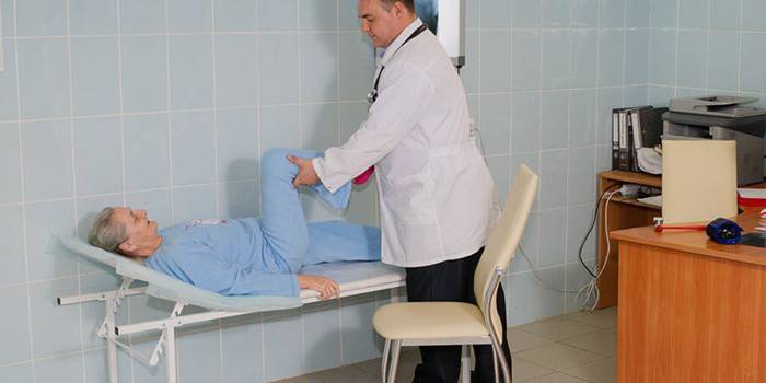 O médico examina o paciente