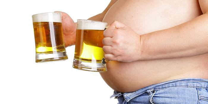 Uomo con due bicchieri di birra in mano.