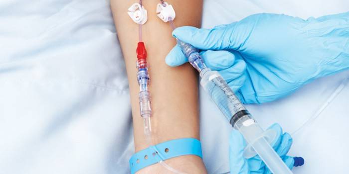A una donna viene somministrata un'iniezione endovenosa