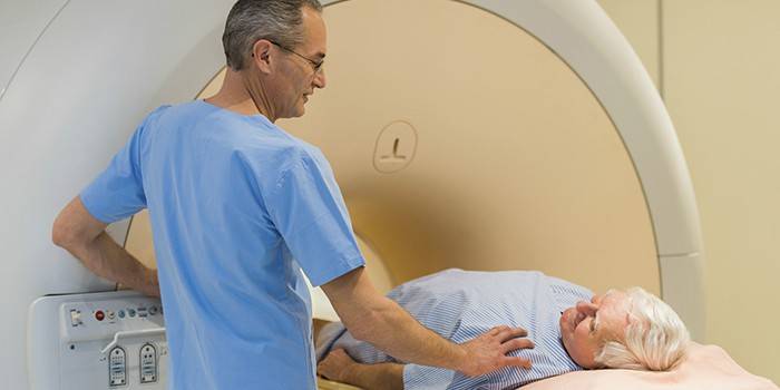 גבר במכונת MRI ורופא