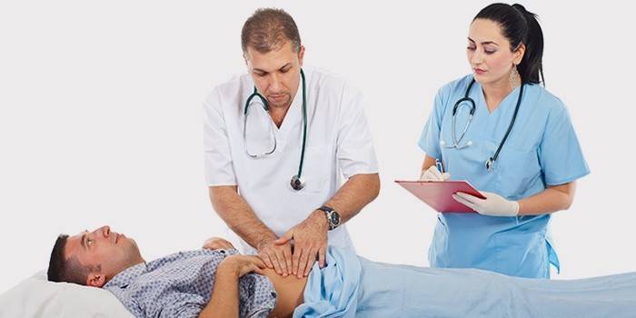 Medicul efectuează palparea abdomenului pacientului