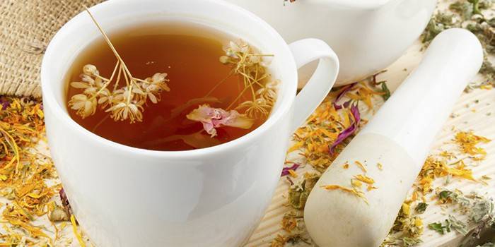 Cốc với một loại thuốc thảo dược