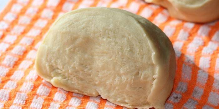 Pripravené cesto Choux pred valcovaním