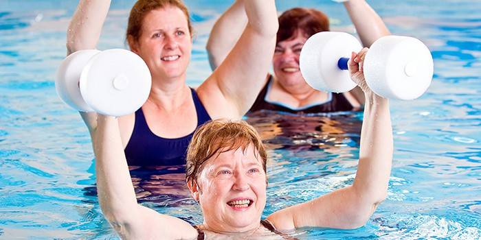 Personnes engagées dans la thérapie physique dans la piscine