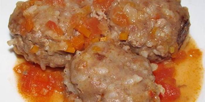 Almôndegas de peixe com arroz com molho de vegetais