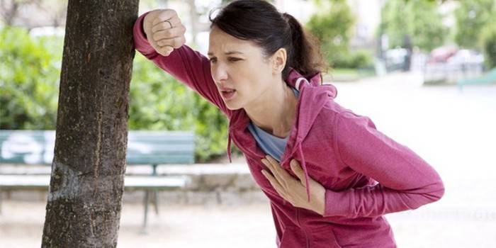 La ragazza si mise una mano sul petto