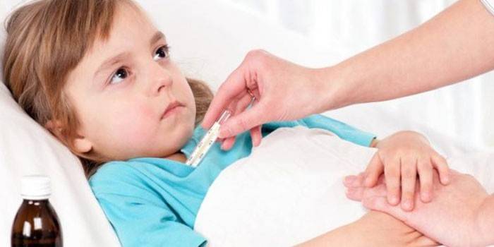 Mãe mede a temperatura de uma menina
