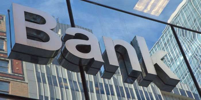 Inskripsjonsbank på en glassfasade