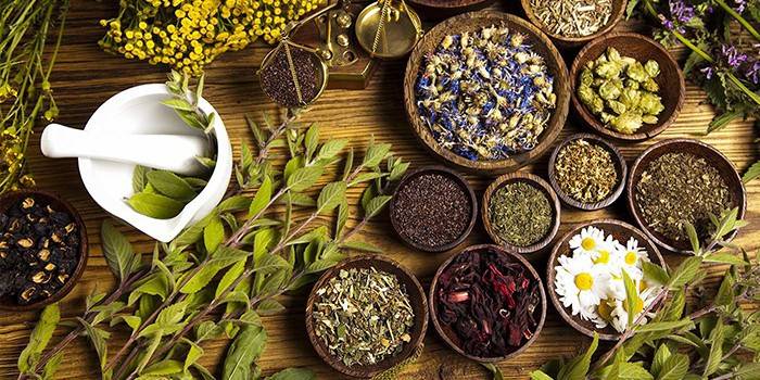 Herbes sèches, mortier et pilon