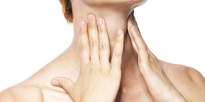 Cô gái nắm tay cổ họng