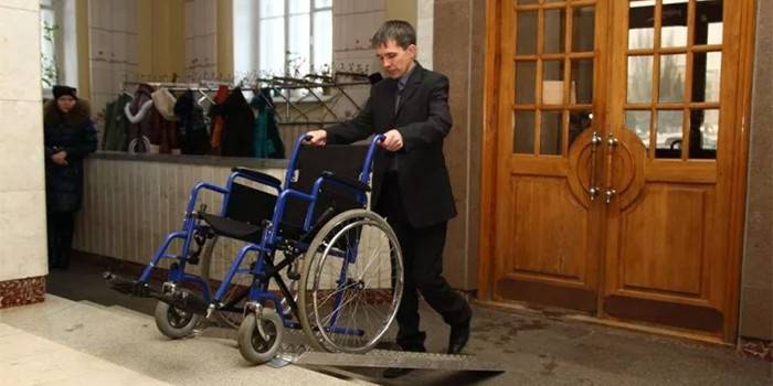 Bărbat cu scaun cu rotile