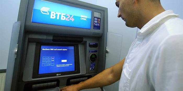Egy ember a VTB 24 ATM közelében