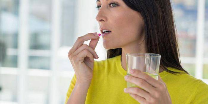 La ragazza prende una pillola