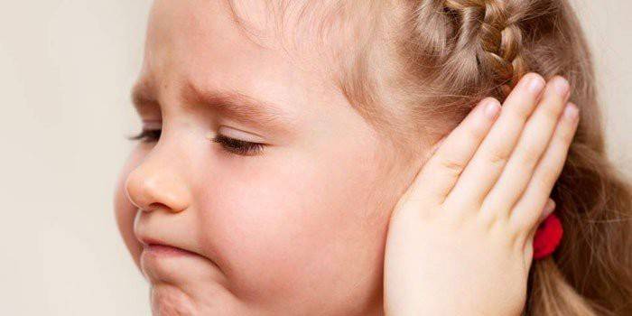 Fille met une main à son oreille