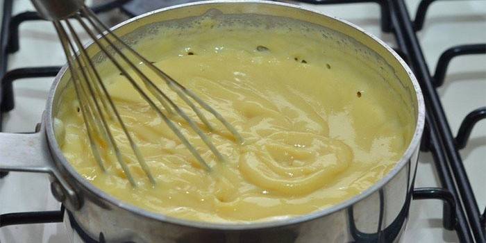 Cocinar crema pastelera para nata
