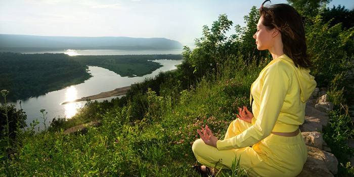 Fata medită în natură