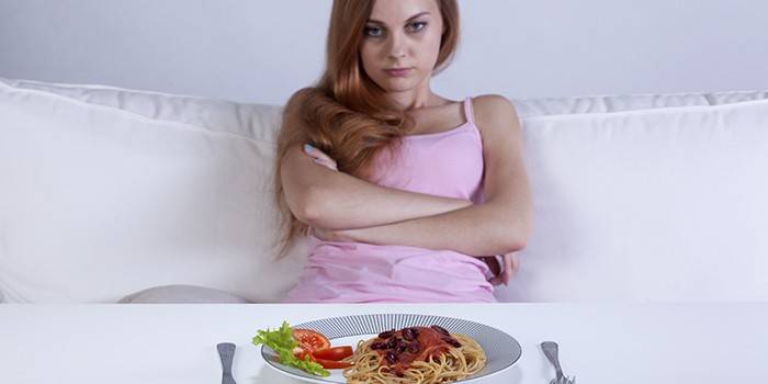Femeie care stă pe canapea