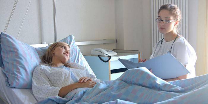 Cô gái trong bệnh viện nói chuyện với bác sĩ