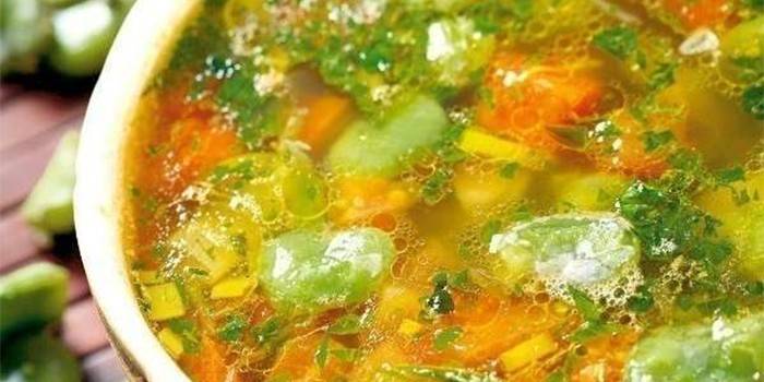 จานซุปไก่น้ำซุป