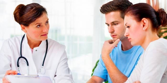 Doktor randevusunda genç Çift