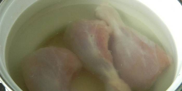 กลองไก่ในกระทะด้วยน้ำ