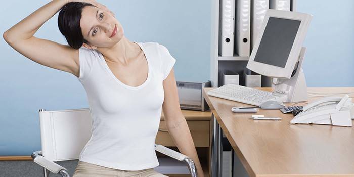 Menina amassa o pescoço no local de trabalho