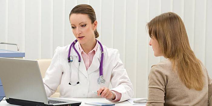 Il medico consiglia il paziente