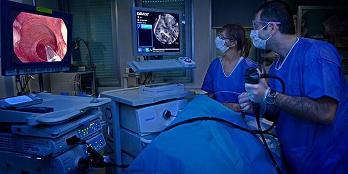 Medicii efectuează endoscopia tractului gastro-intestinal al pacientului