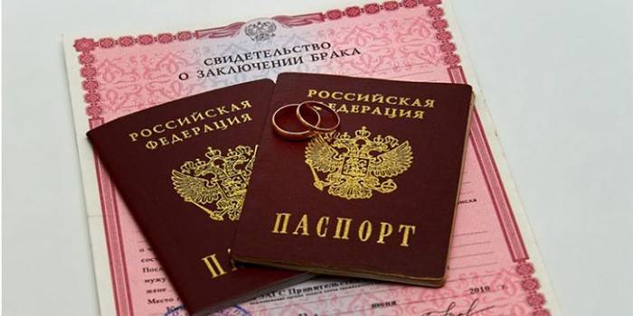 Pasaportes en certificado de matrimonio y anillos