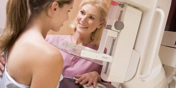 Une mammographie est effectuée sur une fille