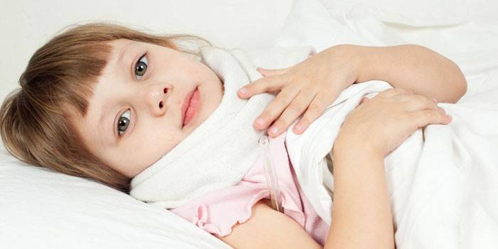 La ragazza giace a letto