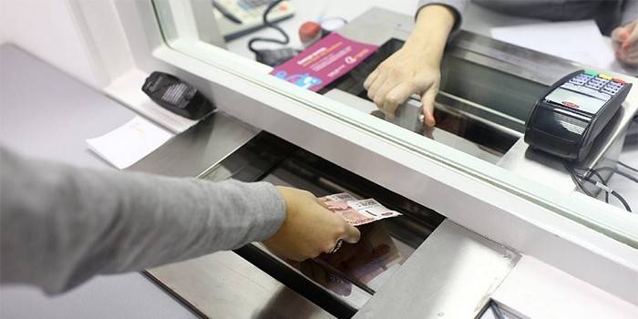 Девојка са новцем на благајни