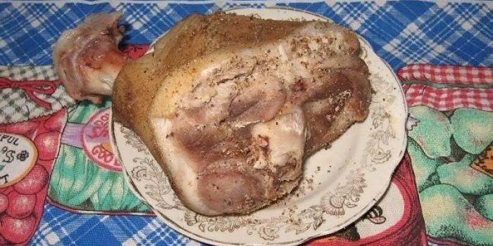 Főtt sertéscsülök egy tányérra