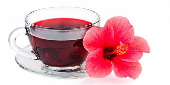 Csésze tea és hibiszkusz virág