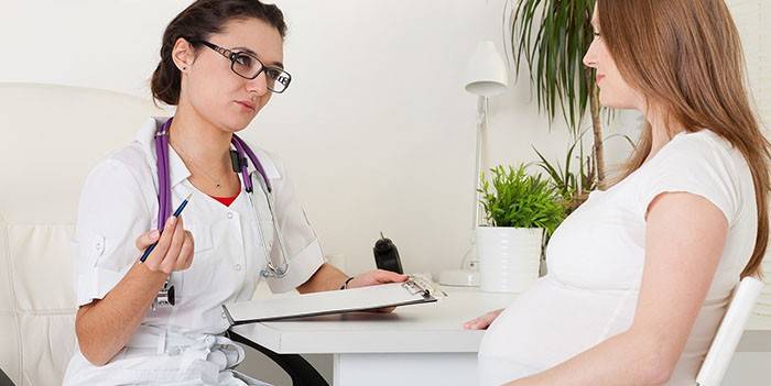 Donna incinta all'appuntamento del medico
