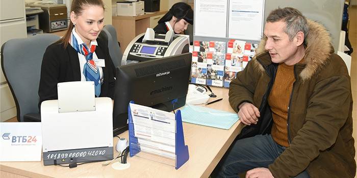 Vīrietis VTB 24 kabinetā