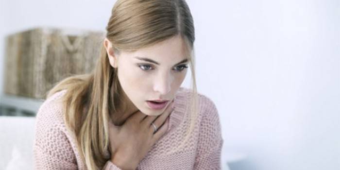 La ragazza ha difficoltà a respirare