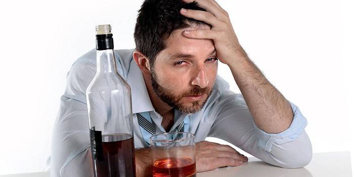 שיכור ובקבוק אלכוהול