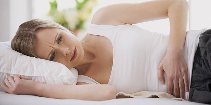 Cô gái giữ tay trên bụng