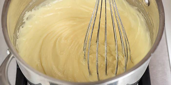 Tazón con crema en el plato