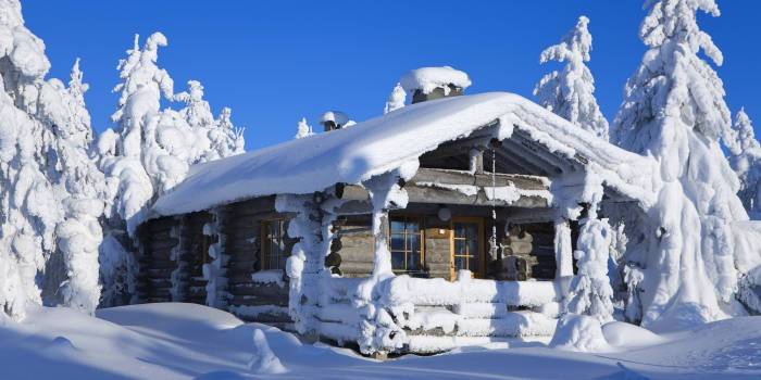 Casa no bosque nevado da Finlândia